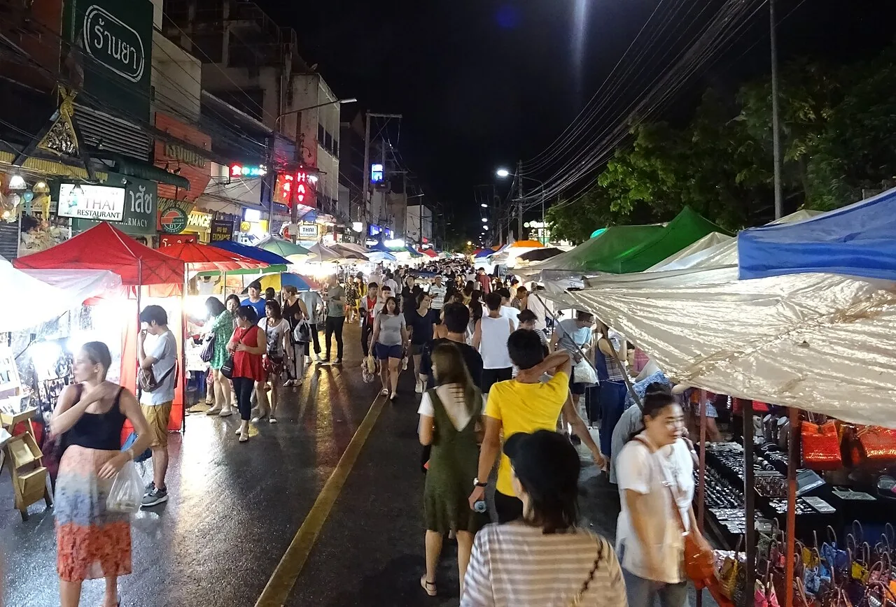 일요일 저녁 랏차담넌 길
