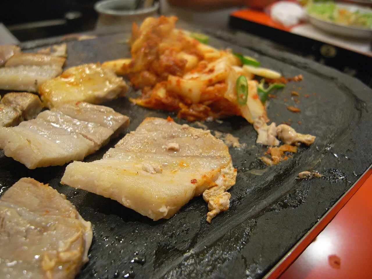 불판에 올린 삼겹살