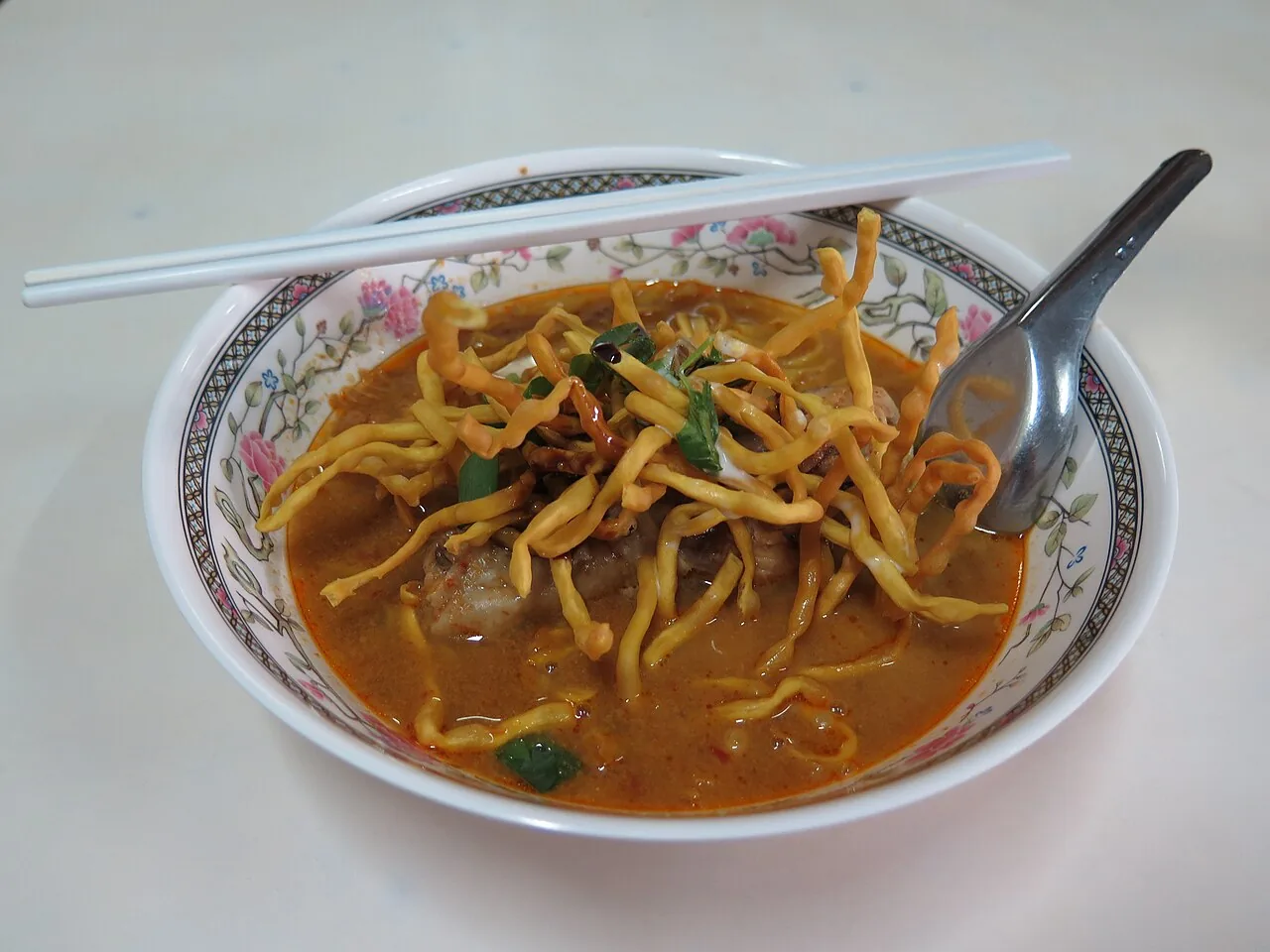동네 사람들이 줄 서는 카오소이 세 집, 열두 시 전에 가요
