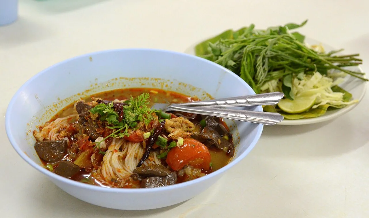 토마토 국물에 돼지 갈비가 들어간 카놈찐남응이아우