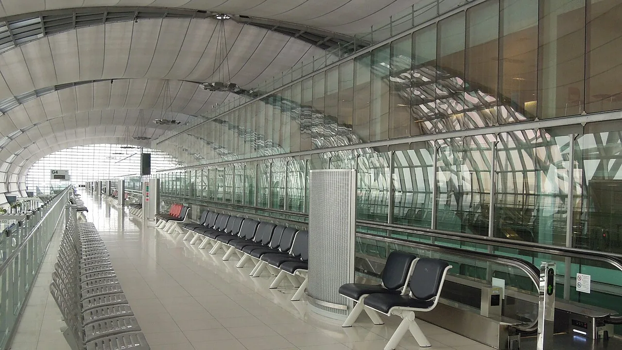 환승으로 지나는 수완나품 공항 터미널